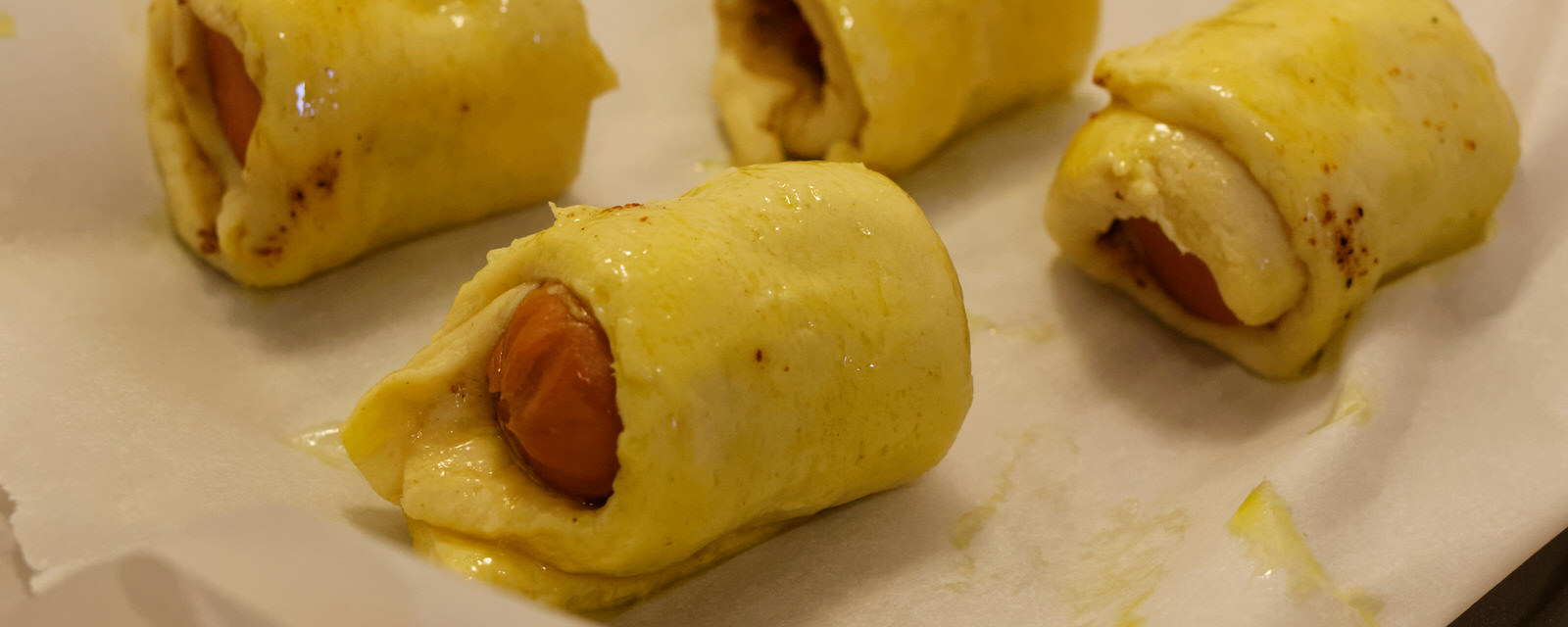 Bites brushed with egg yolks Bites brushed with egg yolks